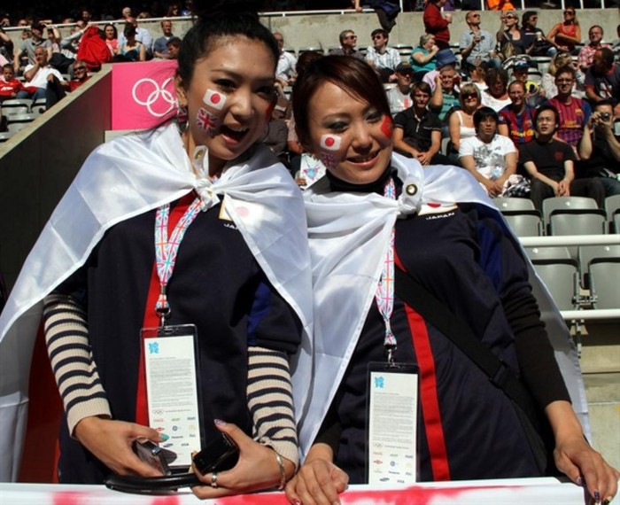2 nữ CĐV Nhật trước giờ diễn ra trận Nhật Bản – Morocco.